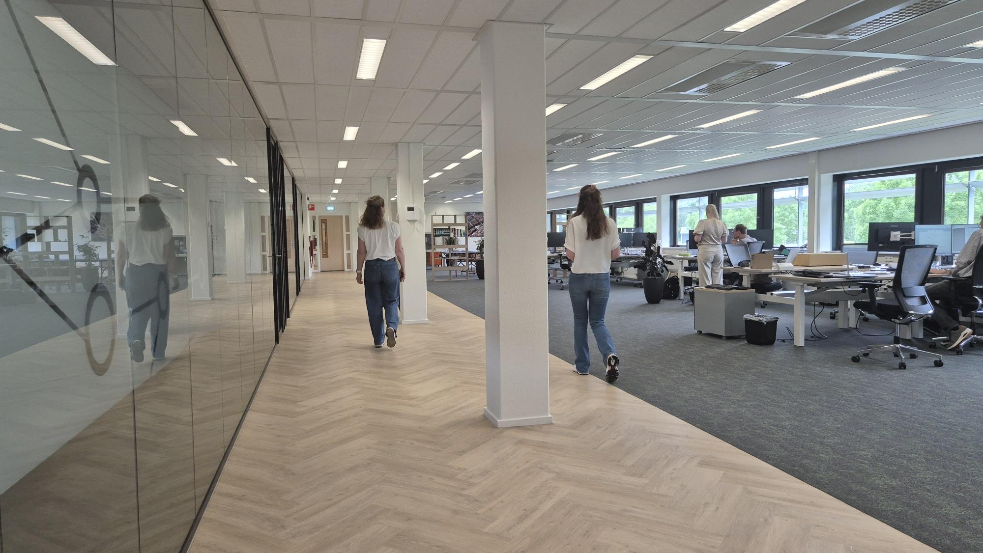 Modern en nieuw ingerichte werktuin met ruime vergaderruimtes.